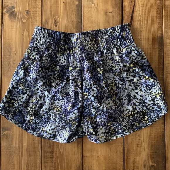 Lululemon Tracker Shorts 4” - Picture 3 of 3